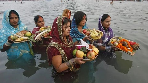 Chhatrapati Sambhajinagar में छठ पूजा की भव्य तैयारियां पूरी हो गई है। छठ पूजा के लिए तालाबों पर विशेष सुविधाओं के साथ सांस्कृतिक कार्यक्रम और निःशुल्क परिवहन सेवा से भक्तों में उत्साह का माहौल है।