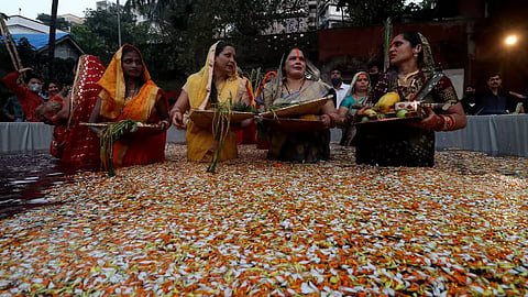 Thane में Chatth Puja की तैयारियों से उत्सव का माहौल तैयार किया जा रहा है। कृत्रिम तालाब, गंगा आरती व सांस्कृतिक कार्यक्रमों से शहर गूंज उठा है। व्रतियों के लिए विशेष सुविधाएं और सुरक्षा व्यवस्था की गई है।