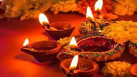 दिवाली के दिन होती है 'चोपड़ा पूजा', जानिए चौघड़िया मुहूर्त का सही समय और महत्व