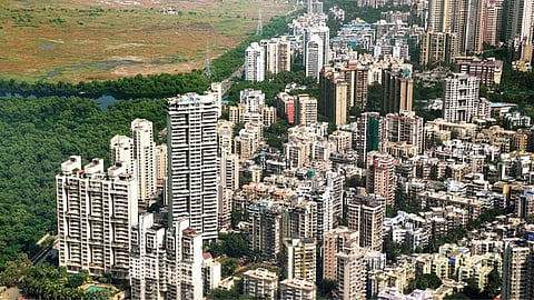 ठाणे के खोपट इलाके में एसआरए योजनाओं के लंबित रहने के बीच बिल्डर क्लस्टर योजना को लेकर निवासियों में असंतोष बढ़ गया है। भाजपा विधायक संजय केलकर ने निवासियों को भरोसा दिलाया कि उनके साथ कोई अन्याय नहीं होगा।