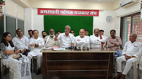 Amravati News: कांग्रेस शहर जिलाध्यक्ष बबलू शेखावत ने चेतावनी दी कि सफाई ठेके की प्रक्रिया में गड़बड़ी या नेहरू मैदान पर मनपा इमारत का निर्णय हुआ तो आंदोलन और कोर्ट का रास्ता अपनाया जाएगा।