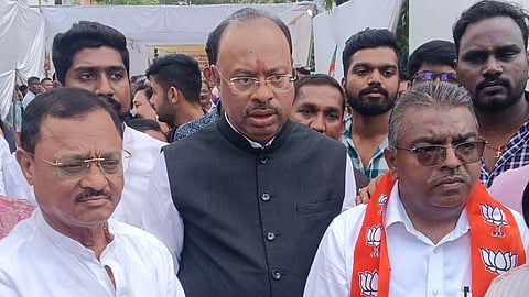 Maharashtra Politics: नागपुर जिले में कांग्रेस का गढ़ माने जाने वाला येरखेड़ा इलाका अब भारतीय जनता पार्टी की रूख करना नजर आ रहा है। निकाय चुनाव से पहले कांग्रेस नेताओं ने पार्टी छोड़ दी है।