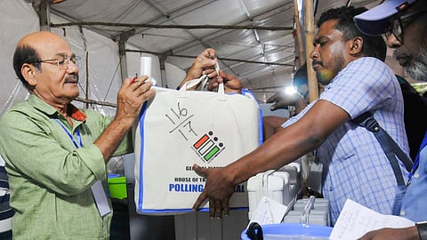 EVMs will be brought from Bhandara: नागपुर में जिला परिषद और पंचायत समिति के चुनावों के लिए प्रशासन ने भी चुनाव की तैयारियां शुरू कर दी हैं। चुनाव के लिए भंडारा जिले से ईवीएम मशीनें लाई जाएगी।