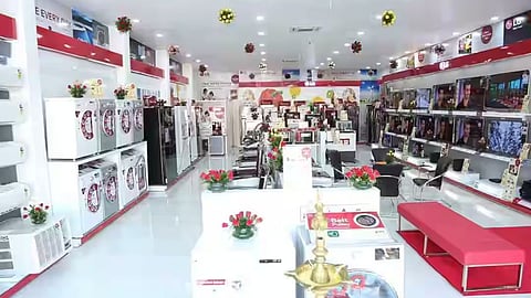 दशहरे के अवसर पर Mumbai में Electronic Items की खरीदारी में जबरदस्त उछाल देखने के लिए मिला है। 22 सितंबर को नए GST Reform लागू होने के बाद इलेक्ट्रॉनिक्स मार्केट में बहार आ गई।