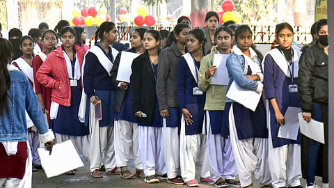 Nagpur: महाराष्ट्र सरकार ने लड़कियों की स्कूलों को बंद कराने का फैसला किया है। सरकार अब सह-शिक्षा को बढ़ावा दे रही है। इस फैसले पर कोर्ट ने भी मुहर लगा दी है और अलग से अनुमति न देने का फैसला किया है।