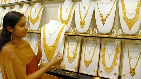 Mumbai में सोने की कीमतें दिवाली से पहले रिकॉर्ड तोड़, वैश्विक आर्थिक अनिश्चितता और अमेरिकी-चीन तनाव से तेजी अब भी जारी है। हालांकि आने वाले हफ्ते में सोने की कीमतों में गिरावट आने की उम्मीद की जा रही है।