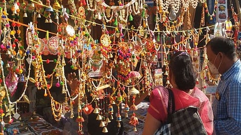 मूर्तिकारों के हाथों से सजीव हो रही महालक्ष्मी