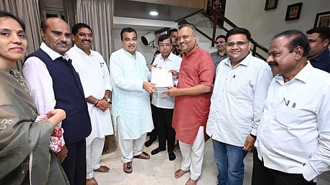 Nagpur News: केंद्रीय मंत्री नितिन गडकरी ने स्नातक चुनाव के लिए मतदाता फॉर्म भरा। नितिन गडकरी ने राष्ट्रीय संगठन इंडियन एसोसिएशन ऑफ डर्मेटोलॉजिस्ट्स के विशेषज्ञों की गुहार सुनी।