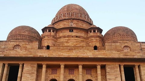 Nagpur News: नागपुर में पत्नी की हत्या के मामले में आजीवन कारावास की सजा भुगत रहे गणेश राधेश्याम शर्मा की ओर से समय पूर्व रिहाई के लिए हाई कोर्ट में याचिका दायर की गई।
