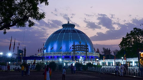 Nagpur News: इंटरनेशनल स्तर पर श्रद्धा का स्थान दीक्षाभूमि के विकास के लिए अधिवक्ता शैलेश नारनवरे ने हाई कोर्ट में जनहित याचिका दायर की। सुनवाई के बाद कोर्ट ने प्लान की जानकारी देने के निर्देश दिए।