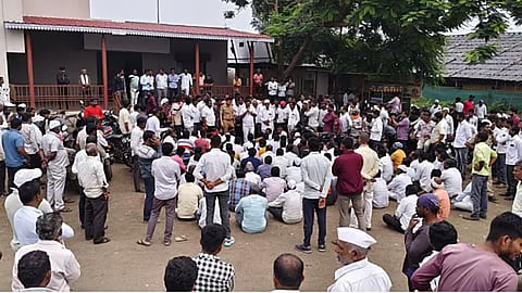 क्षतिपूर्ति को लेकर अनशन जारी