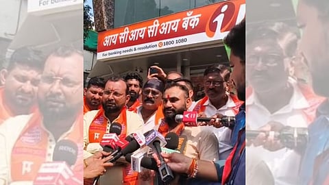 MNS Against ICICI Fraud: नागपुर में आईसीआईसीआई बैंक के कर्मचारी ने कस्टमर के दस्तावेजों से बिना सहमति के लोन लेने का मामला सामने आया है। इसके खिलाफ मनसे ने बैंक के आगे धरना दिया।