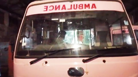 Nagpur Illegal Ambulances: नागपुर में अवैध एम्बुलेंस चलने की खबर सामने आई है। ग्रामीण क्षेत्रों में बिना अनुमति और कागजात के एम्बुलेंसों का धंधा तेजी से बढ़ रहा है।