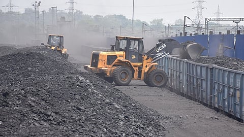 Coal Supply Stopped: WCL कंपनी की सभी अंडरग्राउंड खदानों में कोयला उत्पादन पूरी तरह ठप हो गया है। देशभर में 300 से अधिक कोयला खदानें प्रभावित हुई हैं, जिसका असर इन क्षेत्रों में पड़ने लगा है।