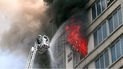 Mumbai: जोगेश्वरी पश्चिम के जेएमएस बिजनेस सेंटर में भीषण आग लगने से इलाके में हडकंप मच गया था। हालांकि फायर ब्रिगेड ने 27 लोगों को सुरक्षित बाहर निकाल लिया था। इस हादसे के बाद फायर एनओसी और सुरक्षा उपकरणों पर कई गंभीर सवाल उठे हैं।