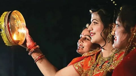करवा चौथ पर बन रहे हैं कुछ ग्रहों के विशेष संयोग, कर्क समेत इन राशि के जातकों होगा प्रेम का संचार