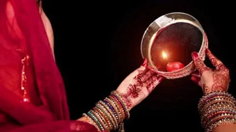 शुक्रवार को करवा चौथ, बस कर लें ये 4 उपाय, पति-पत्नी के रिश्ते में आएगी मिठास