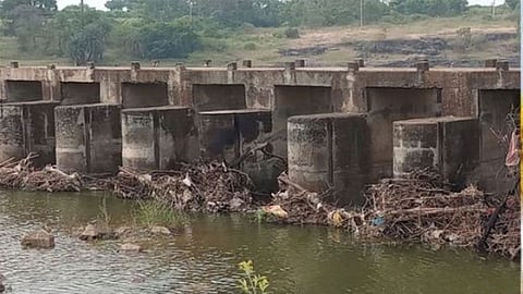 Amravati Irrigation Problem: अमरावती जिले में वर्धा नदी पर बने बांध का एक भी गेट अभी भी खुला हुआ है। इससे बारिश का जमा पूरा पानी जमा होन की बजाय बह जा रहा है।