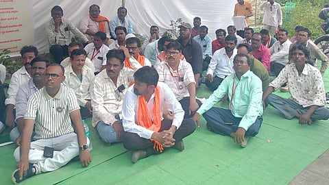 Akola District में दीपावली के त्योहार से पहले श्रमिकों ने हंगामा कर दिया है। अकोला जिला कार्यालय के सामने इन श्रमिकों ने जोरदार एल्गार आंदोलन शुरू किया है। इन कर्मचारियों ने आवास योजना और बोनस की मांग की है।