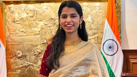 कितनी अमीर हैं मैथिली ठाकुर, जो बिहार चुनाव से पहले बीजेपी में हुईं शामिल, जानिए इनके बारे में सबकुछ