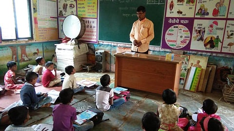 महाराष्ट्र सरकार ने जिला परिषद, महानगरपालिका और नगर परिषद की स्कूलों को लेकर एक अहम फैसला लिया है। सरकार ने ऐसी स्कूलें जिसमें 5 छात्रों से भी कम संख्या है, उन्हें तुरंत बंद करने का फैसला लिया है।