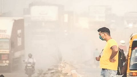 Nagpur Air Pollution Index: नागपुर में दीवाली के बाद से ही हवा की गुणवत्ता खराब हो गई है। महाल और रामनगर जैसे क्षेत्र हवा प्रदूषण का हॉटस्पॉट बन गए है। तो वहीं एक्यूआई 200 पार पहुंचा है।