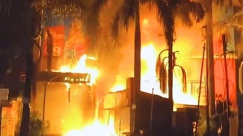 Nagpur Reliance Store on Fire: दीपावली के अवसर नागपुर के आठ रास्ता चौक स्थित रिलायंस के शोरूम में भीषण आग लग गई। आग के कारण शोरूम में रखा करोड़ों का माल जलकर खाक हो गया।