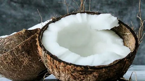 पूजा का नारियल अगर खराब निकल जाए तो क्यों है खुशी की बात, अच्छा निकले तो क्या करना चाहिए