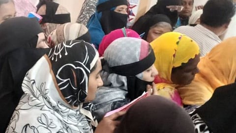 Ladki Bahin Yojana: महाराष्ट्र महायुति सरकार की लाडकी बहन योजना महिलाओं को आर्थिक सहायता देने के लिए बनाई गई थी। लेकिन अब यही योजना लाडकी बहनों का सिर दर्द बनती जा रही है।
