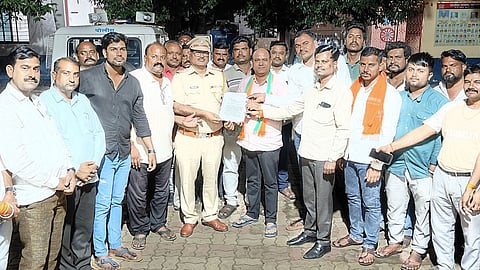 Akola Latest News: अकोला जिले में सांसद अनूप धोत्रे और उनके साथ मुर्तिजापुर विधानसभा क्षेत्र के विधायक हरीश पिंपले के खिलाफ एक वीडियो सोशल मीडिया पर वायरल हो रहा है। इस पर भाजपा ने कड़ा विरोध जताया।