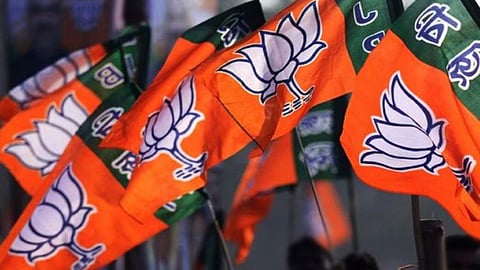 Maharashtra Nikaay Chunaav: सोलापुर में बीजेपी कार्यकर्ताओं ने ऑपरेशन लोटस का खुलकर विरोध किया है। पुराने नेताओं ने बाहरी पूर्व विधायकों को शामिल करने का कदम रोकने की मांग की है।
