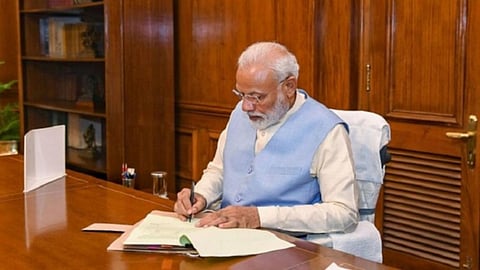 Mumbai: वसई में लगातार जाम से परेशान नागरिकों ने पीएम मोदी को सैकड़ों पत्र भेजकर आत्महत्या की अनुमति मांगी। बच्चों की पढ़ाई, इलाज और रोजमर्रा की जिंदगी पर जाम का असर हो रहा है।