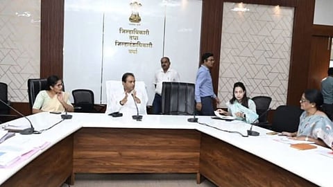 पालकमंत्री ने की जलापूर्ति व बिजली वितरण की समीक्षा