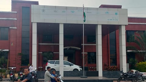 Maharashtra Local Body Elections: आगामी नगराध्यक्ष चुनाव की पृष्ठभूमि में नरखेड़ शहर का राजनीतिक तापमान फिलहाल काफी बढ़ गया है। इस बार निर्दलीय उम्मीदवारों की ताकत बढ़ती नजर आ रही है।