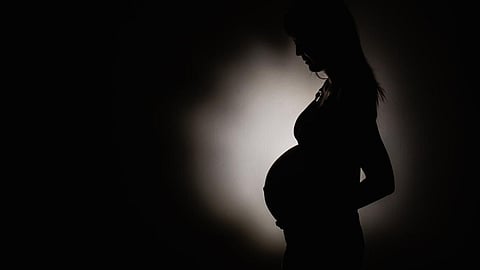 Pune में गर्भवती स्वीटी बागल की मौत पति की मारपीट से हुई थी। जबकि पति ने तेंदुए के हमले के कारण मौत होने का आरोप साबित करने की कोशिश की थी। पुलिस ने आरोपी पति को गिरफ्तार कर गैर इरादतन हत्या का मामला दर्ज किया।