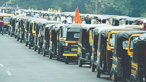 Pune में ट्रैफिक जाम कम करने के लिए नई ऑटो परमिट रोकने की सिफारिश की है। बॉटल नेक सड़कों के चौड़ीकरण और मेट्रो स्टेशनों के पास पार्किंग सुधार की योजना तैयार की है। मनपा आयुक्त ने इसको लेकर बयान दिया है।