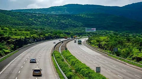 MLC Satyajeet Tambe ने Pune-Nashik National Highway की स्थिति को लेकर चिंता व्यक्त की है। साथ ही इस मुद्दे पर केंद्र सरकार और राज्य सरकार से कांक्रीटीकरण का काम युद्धस्तर पर करने की मांग की है।