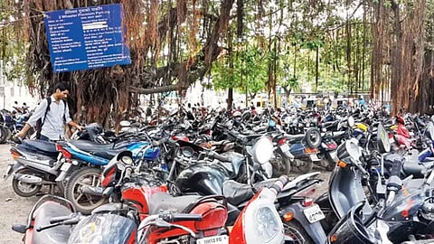 त्योहारों की खरीदारी के बीच पुणे में पार्किंग स्थलों पर ठेकेदारों की मनमानी बढ़ गई है। अब मनपा ने सभी 31 पार्किंग स्थलों पर नियंत्रण के लिए स्वतंत्र अधिकारियों की नियुक्ति का निर्णय लिया है।