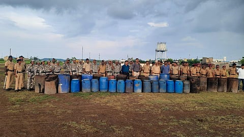 Nagpur Crime News: बाजारगांव में शनिवार को दोपहर कलमेश्वर पुलिस ने बड़ी कार्रवाई की। नागपुर-अमरावती राष्ट्रीय राजमार्ग पर गोंडखैरी (बराड़) इलाके में अवैध महुआ फुल शराब भट्टियों पर बड़ी छापेमारी की।