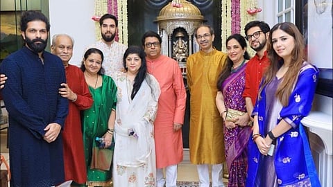 Raj Thackarey And Uddhav Thackarey: उद्धव ठाकरे ने चौथी बार राज ठाकरे के घर ‘शिवतीर्थ’ पहुंचकर चाची को जन्मदिन की बधाई दी। लगातार बढ़ती मुलाकातों से शिवसेना-मनसे गठबंधन की अटकलें और तेज हो गई हैं।