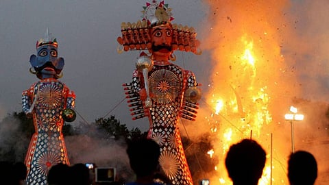 Mumbai में काफी धूमधाम से दशहरे का त्योहार मनाया गया। दशहरे पर सुरक्षा व्यवस्था को बनाए रखने के लिए Mumbai Police ने कड़े इंतजाम किए थे। गिरगांव चौपाटी पर रावण के पुतले का दहन किया गया।
