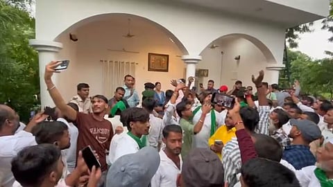 पटना में लालू-राबड़ी के घर के अंदर बवाल, प्रदर्शनकारियों ने किया हंगामा, बोले-नहीं चाहिए चोर विधायक