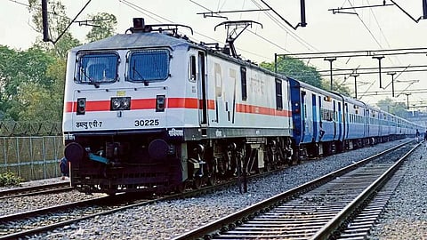 Nagpur Special MEMU Train: त्योहार के दौरान कोरबा-इतवारी मेमू की घोषणा एक दिन पहले की गई। इसने एसईसीआर के फ्लॉप मैनेजमेंट की पोल खोल कर रख दी।