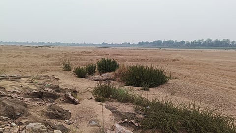 Sand Smugglers in Gadchiroli: पिछले कुछ महीनों से रेत घाटों की नीलामी प्रक्रिया अटकी पड़ी थी, जिसके चलते जिले में अवैध रेत खनन और चोरी के मामलों में भारी बढ़ोतरी हुई थी।
