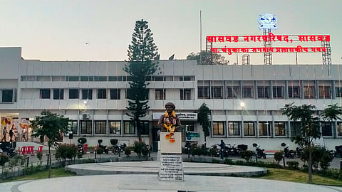 Municipal Election से पहले ही सासवड नगर पालिका में सियासी हलचल तेज हो गई है। सभी राजनीतिक दलों ने यहां पर अपनी फील्डिंग सेट करना शुरू कर दिया है। लेकिन NCP-Shivsena की साझेदारी ने BJP की टेंशन बढ़ा दी है।