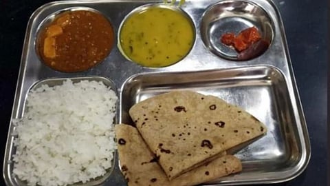 Shiv Bhojan Thali in Akola: गरीब और जरूरतमंद लोगों के लिए महाराष्ट्र सरकार ने शिवभोजन थाली योजना की शुरू की गई थी। अब शिवभोजन थाली योजना आर्थिक संकट के दौर से गुजर रही है।