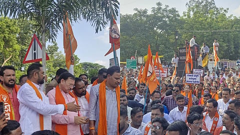 Shiv Sena UBT Protest in Yavatmal: यवतमाल में शिवसेना यूबीटी ने सरकार के खिलाफ विरोध प्रदर्शन किया। इस प्रदर्शन में हजारों की संख्या में लोगों ने किसानों को लेकर प्रशासन की भूमिका पर नाराजगी जताई।