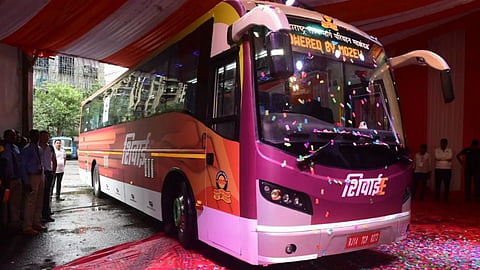 MSRTC ने Chhatrapati Sambhajinagar को नई शिवाई ई-बस की सौगात दी, जिसके बाद पहली बार इसे चलाया गया है। Pune, Nashik और Beed की ओर जाने वाले यात्रियों ने इसके बेहतरीन रिस्पॉन्स दिया है।