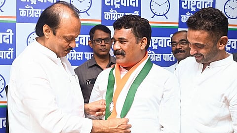 जितेंद्र आव्हाड के बेहद करीबी माने जाने वाले सुहास देसाई ने NCP (शरद पवार) को झटका दे दिया है। महानगर पालिका चुनाव से पहले पाला बदलते हुए उन्होंने DCM Ajit Pawar गुट में एंट्री ले ली हैं।