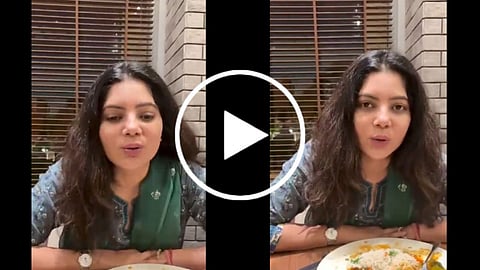 मुंबई के ताज होटल में महिला को 'पद्मासन स्टाइल' बैठने पर मैनेजर ने रोक लगाई। महिला ने वीडियो बनाकर एक्स पर शेयर किया, जिसके बाद ये हंगामा सोशल मीडिया पर वायरल हो रहा है।
